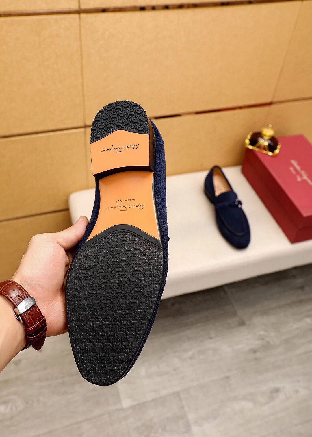 Men's shoes 💰460 💐 Product trademark: Ferragamo "Ferragamo" casual leather shoes Regular size: 38-44 (45.46.47🉑️Customized) Product materials: Selected imported first-layer frosted calfskin upper + luxury hardware buckle, imported water-dyed cow leather lining. Strong three-dimensional visual effect, original outsole color: 2 colors available